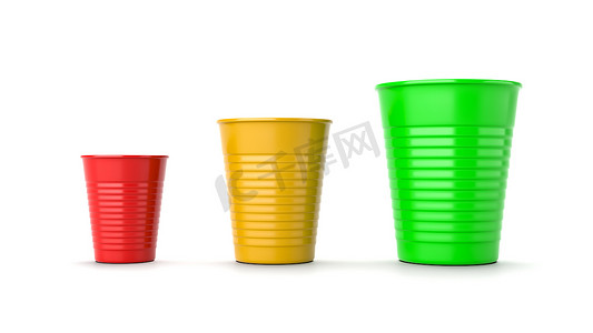 白色背景上增加尺寸、红色、黄色和绿色塑料杯