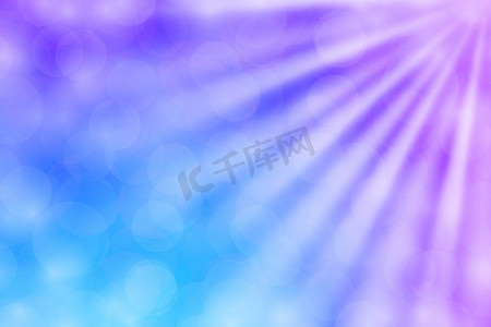 彩色紫色和蓝色散景灯光束照在渐变紫色和蓝色背景上用于复制空间，散景彩色浅紫色和蓝色柔和阴影，散景灯照在渐变柔和紫色上