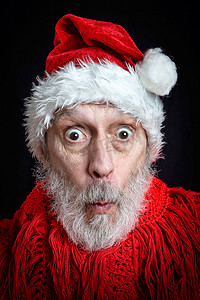 圣诞老人白胡子摄影照片_白胡子成年男子伪装成圣诞老人