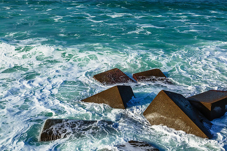 溅起的浪花摄影照片_与岩石、泡沫和浪花浪花的海景