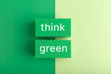 现代构图与绿色背景下的思考绿色题词。