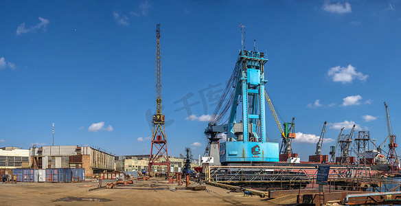 乌克兰切尔诺莫尔斯克的大型造船厂起重机