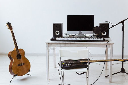 麦克风、计算机和音乐设备吉他和钢琴背景。