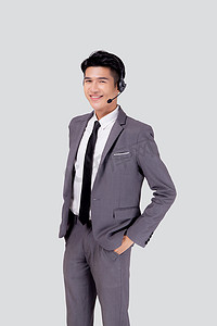 关怀热线摄影照片_肖像年轻的亚洲商人呼叫中心戴着耳机隔离在白色背景，代理提供支持和服务，商人是客户的助理，有电话或在线帮助热线。