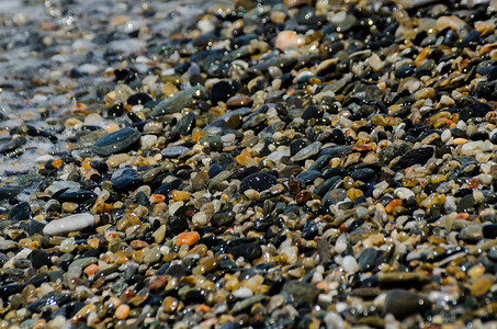 海浪冲刷的卵石滩，形成海岸的各种小石头
