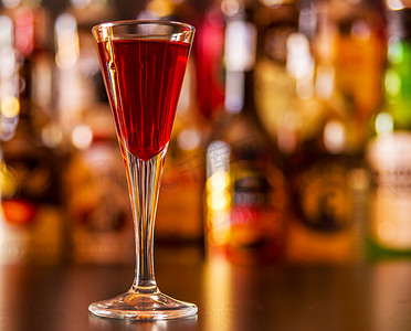 酒文化创意边框摄影照片_高脚杯中的清爽利口酒，酒保准备的酒精饮料