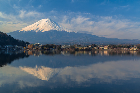 从湖边眺望富士山