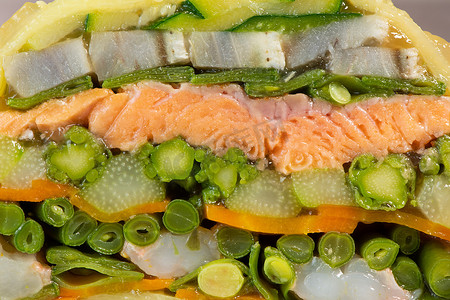 大理石纹蔬菜、鲑鱼和海螯虾、沙锅鲑鱼蔬菜和海螯虾的食谱