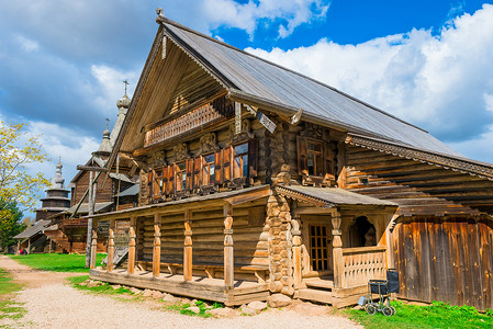 俄罗斯美丽的中世纪房子在村庄里