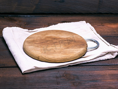 灰色餐巾纸上的空圆木板
