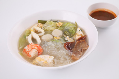 海鲜火锅摄影照片_当地食品，白色背景 stre 中分离的泰式寿喜烧汤