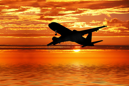 飞机飞过海上日落