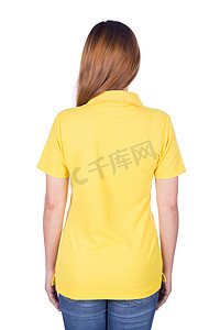 白色背景（背面）上孤立的黄色马球衫的女人