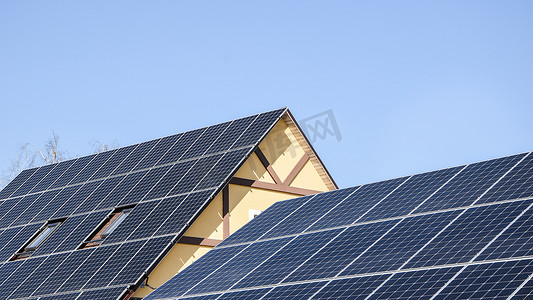 太阳能电池板，蓝天太阳能电池板阵列的特写镜头，屋顶上的太阳能电池板用于发电
