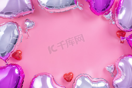 情人节最小设计概念 — 美丽的真心形箔气球隔离在淡粉色背景、顶视图、平躺、摄影上方。