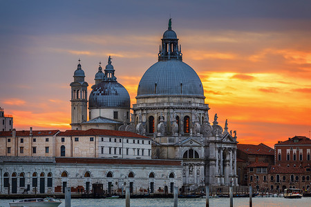 威尼斯大运河，威尼斯圣玛丽亚德拉礼炮大教堂，