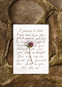 婚礼细节平躺在石头背景上。