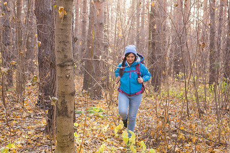 人与自然概念 — 背着背包在森林里徒步旅行的女性画像