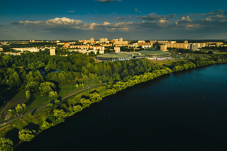 Chizhovka 城市公园和体育中心的顶视图。明斯克带自行车道的休闲公园 白俄罗斯