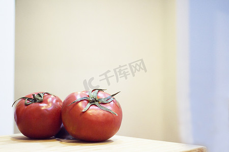 木切板上的两个红熟西红柿