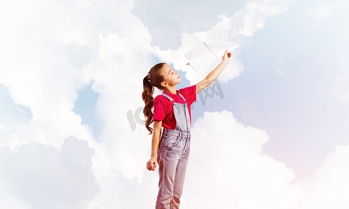 未来梦想天空摄影照片_女孩梦想成为飞行员的粗心快乐童年的概念