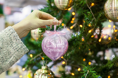 色彩缤纷的装饰和球第一个圣诞节在冷杉的树枝上