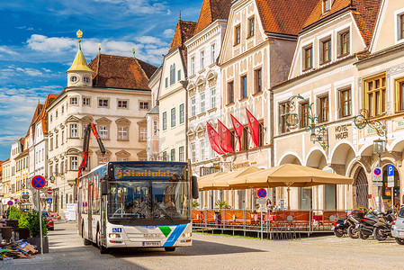 施泰尔 — 2020年6月，奥地利：一辆现代巴士正在施泰尔市中心行驶