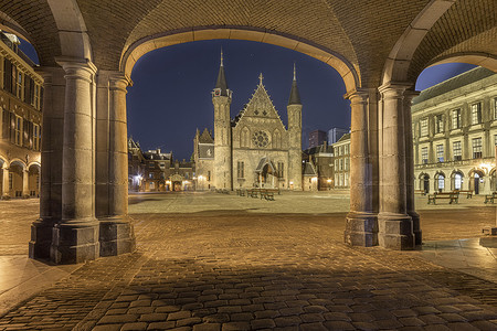 荷兰海牙的荷兰议会内院和骑士大厅夜景
