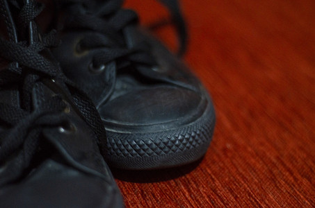 复古靴子摄影照片_旧黑皮时尚鞋，复古，时尚