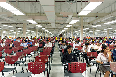 成年人在考试室参加考试以任命工作