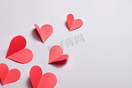 heart白色摄影照片_折叠纸红心 {Paper Heart cutting}，纸心折叠隔离在白色背景上。