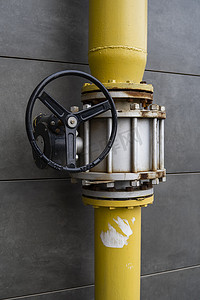 管道上的黄色闸阀允许分配天然气并在必要时将其关闭。