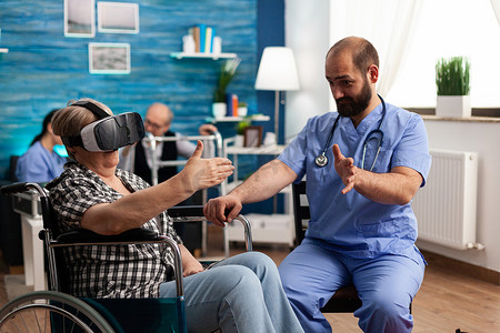 男护士给予社会支持，帮助退休残疾老年妇女享受 VR