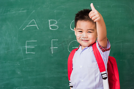 学生制服的儿童男孩幼儿园有书包和bo