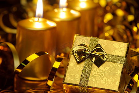 金色圣诞蜡烛和金色礼盒