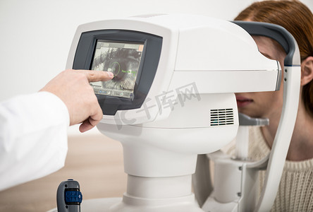 眼科诊断摄影照片_眼科诊所的设备