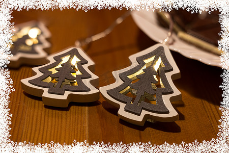 桌上的圣诞树灯和雪花框