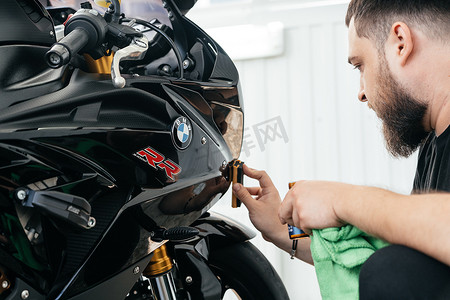 bmw摩托车摄影照片_俄罗斯斯塔夫罗波尔 — 2020 年 5 月 28 日：BMW 黑色运动摩托车。
