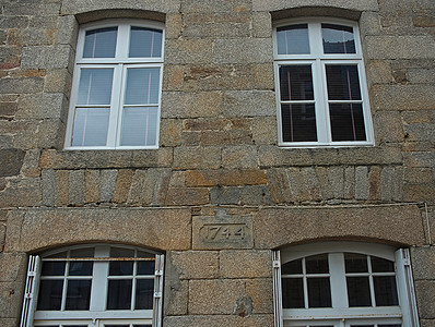 有许多窗户的传统法式石头建筑