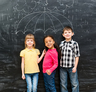黑板上画着伞的三个有趣的孩子