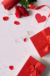 花束包装摄影照片_喜欢用纸卷和玫瑰花束包装的礼物