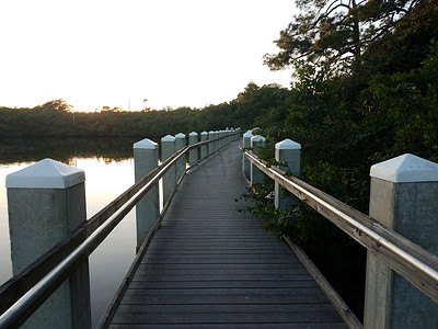 带栏杆和湖水的木板路或小径