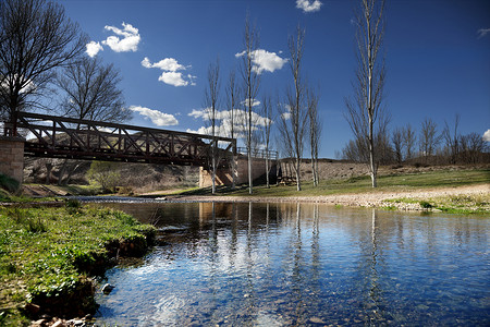 铁轨风景摄影照片_与铁路铁桥的美好的河风景