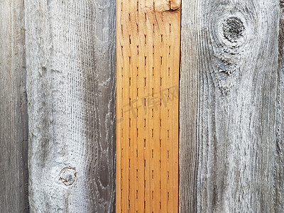 浅色木板摄影照片_木栅栏上的深色和浅色木板