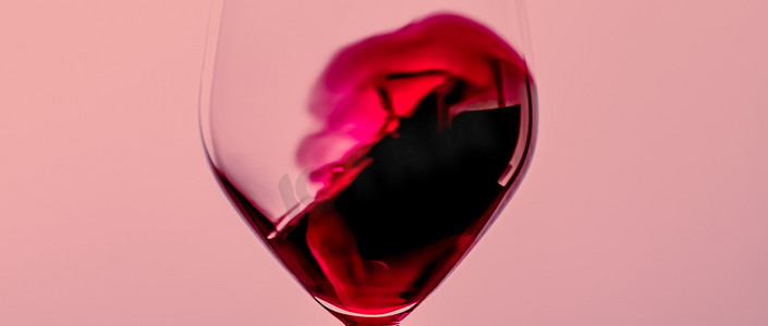 水晶玻璃中的红酒、酒精饮料和豪华开胃酒、酿酒和葡萄栽培产品