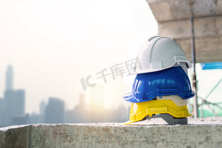 建筑工作 o 的黄色、蓝色和白色安全头盔帽子
