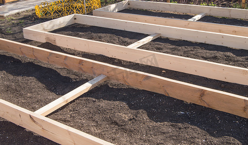 花园蔬菜床新板木模板、准备和施工、木工