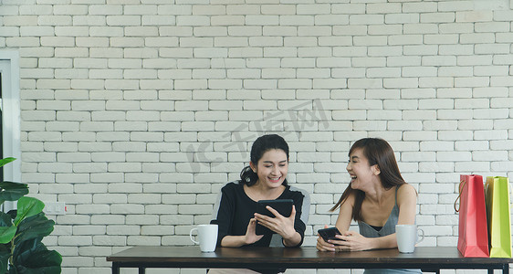 沟通聊天摄影照片_成人 两个女人喝着咖啡聊天