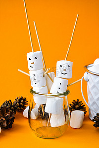 diy甜点摄影照片_为孩子们 DIY 白色棉花糖甜点 有趣的棉花糖圣诞雪人。