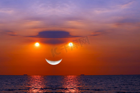倒影在海上的日落半月在傍晚的天空